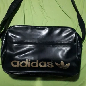 Adidas väska  - Snygg svart guldig Adidas väska 