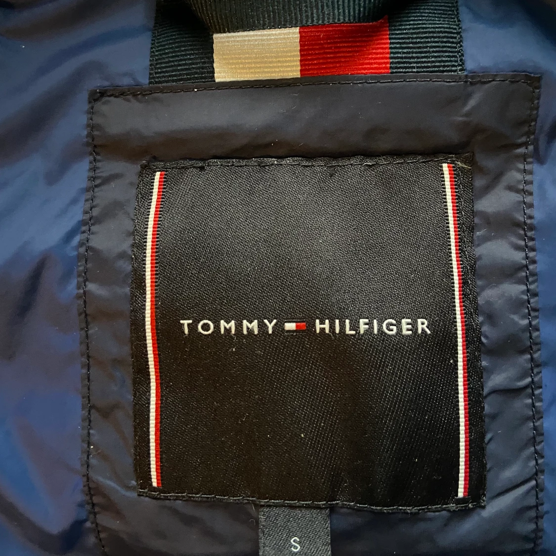 Tunn Tommy Hilfiger mörkblå jacka