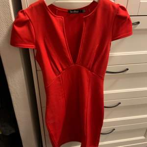 Snygg figuranpassad röd klänning storlek S, använd fåtal gånger :)