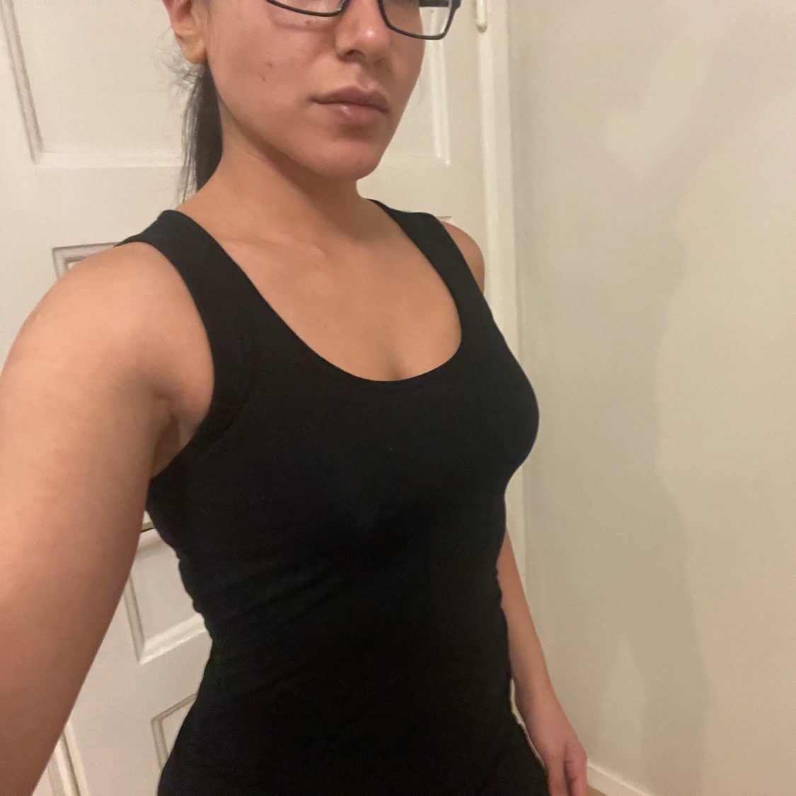 Tajt svart ribbad på sidan 