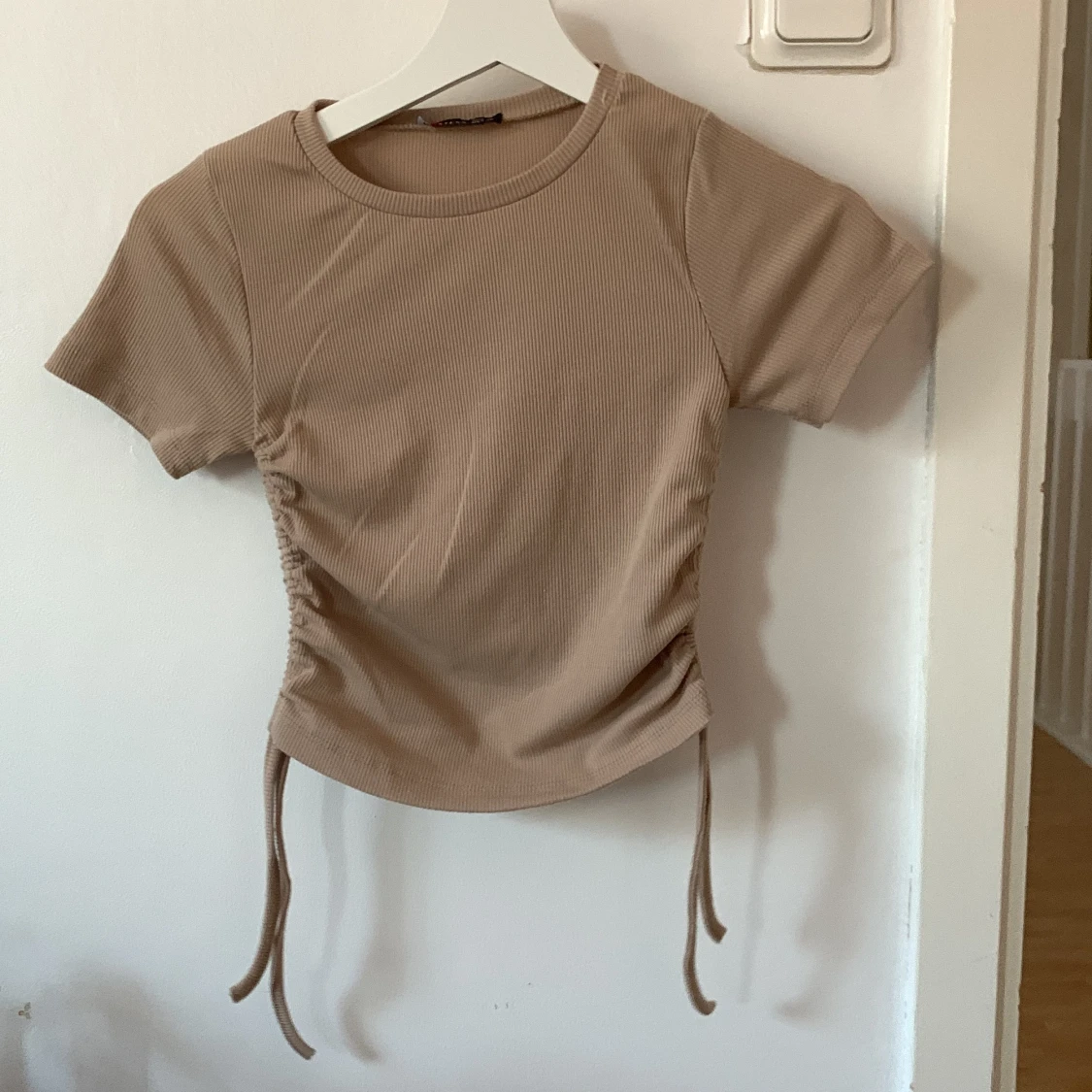 Beigefärgad crop top 