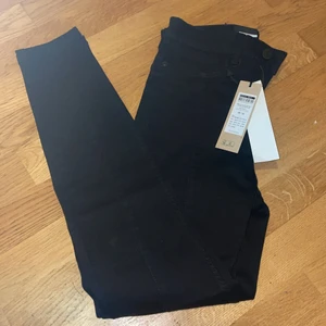 Byxor - Beställde de från Nelly men tyvärr så är de lite stora för mig. Ny pris på de är 350kr men jag tänker sälja de för 300kr