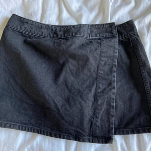 Weekday minikjol - En minikjol från Weekday i svart denim 🖤🤍 Omlott-modell som knäpps med knapp på insidan o kardborreband på utsidan 🌸💓 Väldigt kort, såååå snygg nu på hösten med boots och en stickad tröja 🥰😍 Storlek M o funkar på L också, upp till liten 42. Midjemått är ca 82cm 💓 Perfekt skick, inga skavanker 👽