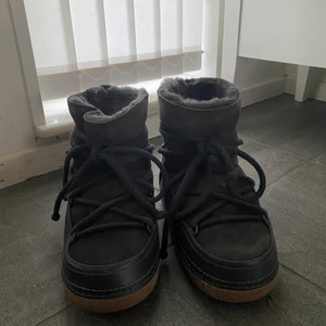 Inuikii skor - Inuikii skor i jättefint skick, använda väldigt lite av mig. De är storlek 41 men små i storlek så passar 40 och kanske 39. Köparen står för frakten på 66 kr. Det är bara att kontakta om ni har frågor 💕 