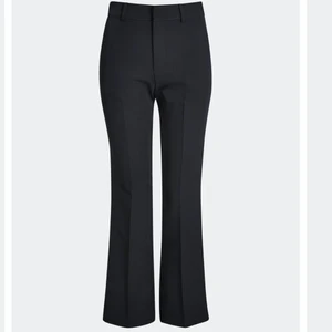 kostymbyxor  - Säljer mina kostymbyxor från bikbok i storlek 34, bra skick!💕 Hör av er för egna bilder, nypris 399!