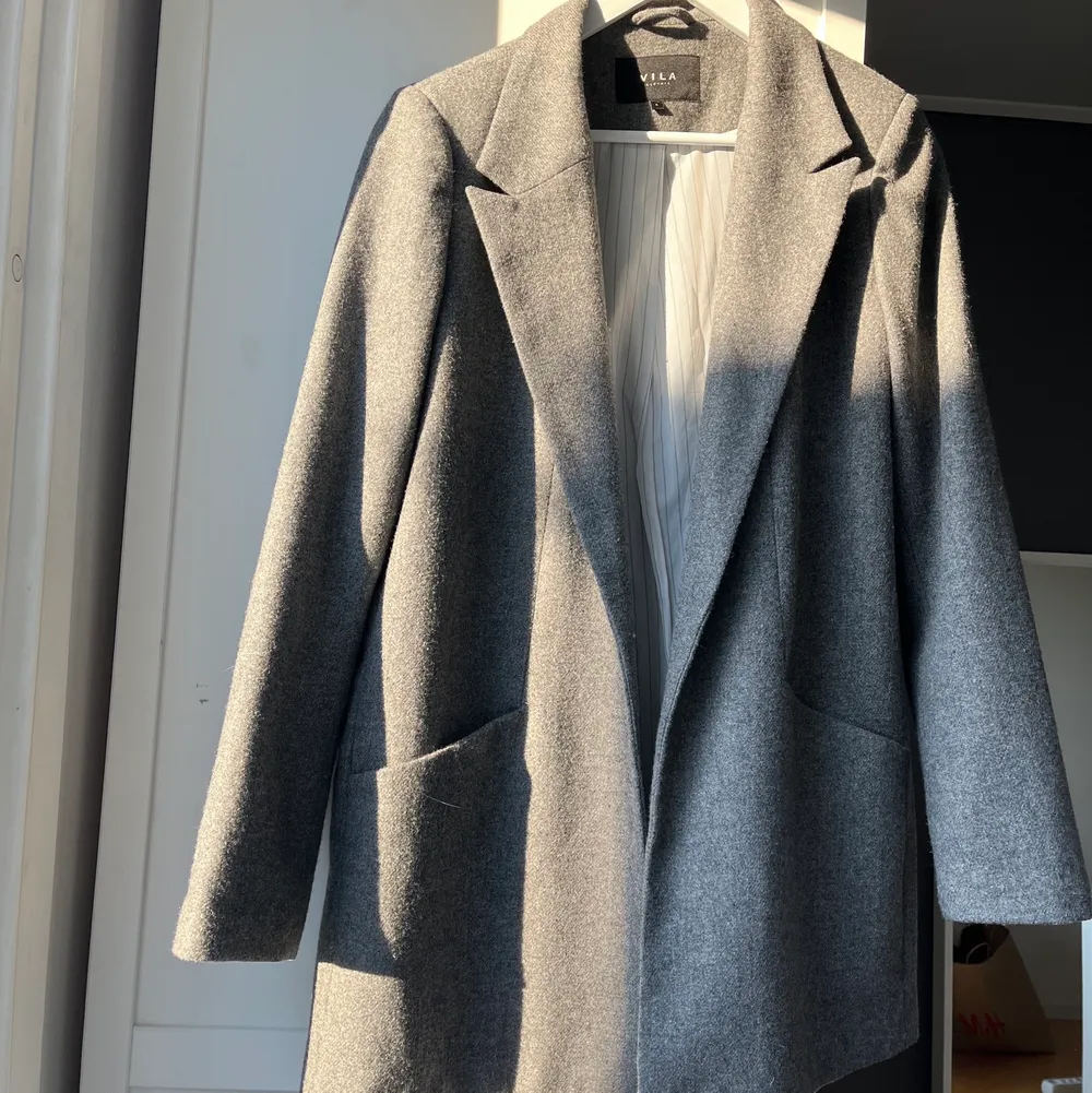 Jätte fin grå kappa från Vila. Storlek L men jag som är XS/S har använt den som en oversized kappa. Säljer för 100 + frakt. . Jackor.