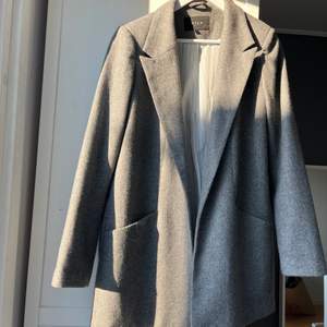 Jätte fin grå kappa från Vila. Storlek L men jag som är XS/S har använt den som en oversized kappa. Säljer för 100 + frakt. 