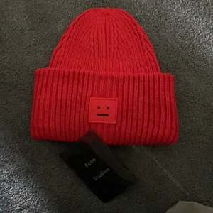 Acne mössa  - Helt ny röd acne mössa