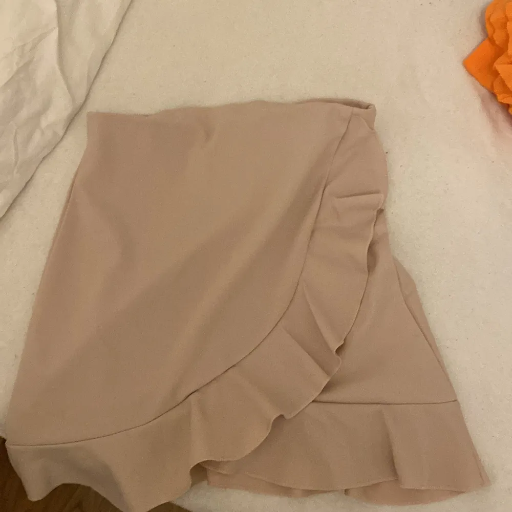 En jättefin kjol från Nelly, köppt på Plick för ca ett år sedan,använd fåtal gånger men i bra skick. Får tyvör it någon användning av den längre då den är för liten. . Kjolar.