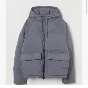 Intresse koll!! - Intresse koll på denna snygga jacka från HM!!! Köpte den här på plick och vill se vilka bud jag kan få, den är i super bra skick och är verkligen jätte fin!!! Buda❤️Möts helst upp men fraktar också! Fråga om mer bilder privat