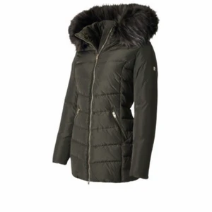 Rock&Blue svart damjacka  - Jag säljer min Rock and blue jacka, den är använd en vintersperiod och har storleken 36, funkar även för dig som har storlek 34. Den är svart och har inga skador.