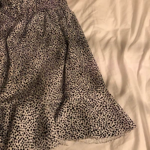 Prickig kjol - En söt vit kjol med små svarta prickar på, den har även två vita band som man kan knyta. Är i storlek S men passar mig som är XS eller för dom som är M. För mer info skriv privat. ❤️❤️
