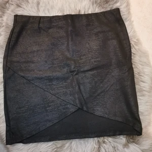 Kjol från ginatricot, svart  - Säljer eftersom att det är fel storlek för mig, Har aldrig använt den. Bara testad.