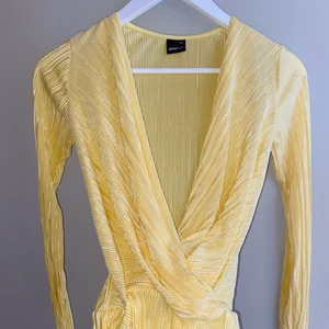 Långärmad body i storlek XS - Precis likadan som förra plagget jag la upp, fast denna är i gul färg. Köpt för något år sedan men knappt använd. Passar till fest/sommar/påsk eller när du än vill 🐣