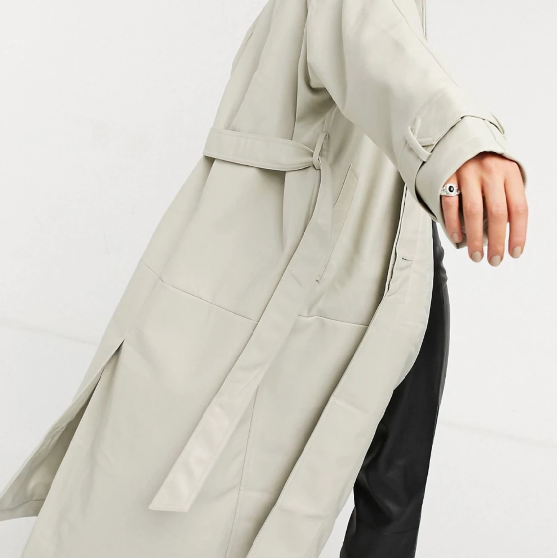 Biege trenchcoat i läderimitation, stl38