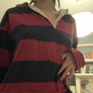 Söt tröja  - Röd och marinblå tröja från Nelly 