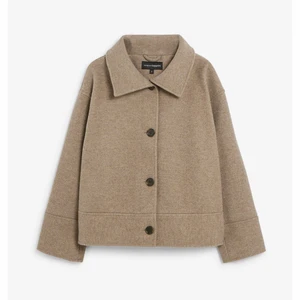 Kappahl jacka/kappa - Säljer denna polpulära jackan från Kappahl. Den är helt i nyskick. Använd ca 3-4 gånger och säljer endast vid 699kr (nypris). Den är i storlek M men jag brukar vanligtvis ha S. Skriv privat för fler bilder.