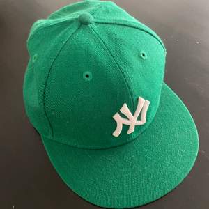 Säljer min gröna NY Yankees - New Era 59Fifty keps i strl 7 1/4 (57.7cm). Köpt här på plick. Säljer för att jag aldrig använder den, använd kanske 4 gånger. Fint skick! Frakt tillkommer👍🏻 Säljer även en svart LA dodgers keps!