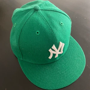 New Era 59Fifty keps - Säljer min gröna NY Yankees - New Era 59Fifty keps i strl 7 1/4 (57.7cm). Köpt här på plick. Säljer för att jag aldrig använder den, använd kanske 4 gånger. Fint skick! Frakt tillkommer👍🏻 Säljer även en svart LA dodgers keps!