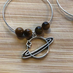 Hoops med tigeröga  - Handgjorda hoops med äkta tigeröga och saturnus berlocker 🪐 betalning via swish