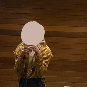 Gulrutig skjorta🤩 - En riktigt snygg gulrutig skjorta som inte tyvärr kommit så mycket till användning🤩                                                 Nypris: 300kr                                                                                Eventuell frakt tillkommer