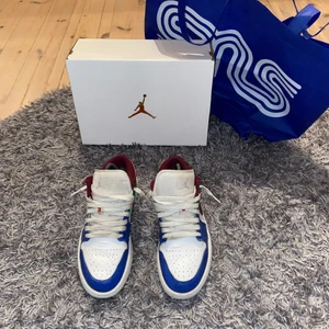 Jordan 1 low - Nu säljer jag dessa fina Jordan 1 lows. Dessa är köpte o sneakersnstuffs butik i Stockholm för 1300kr. Skorna är i bra skick och har kanot några skavanker. Skorna är i storlek 40 och jag skulle nog säga att det är unisex. Hör gärna av er vid frågor och lägg gärna bud.