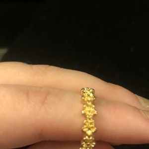 Ring - En ring som är otroligt fin, tyvärr är den liten för mig brukar ha strl M i ringar!