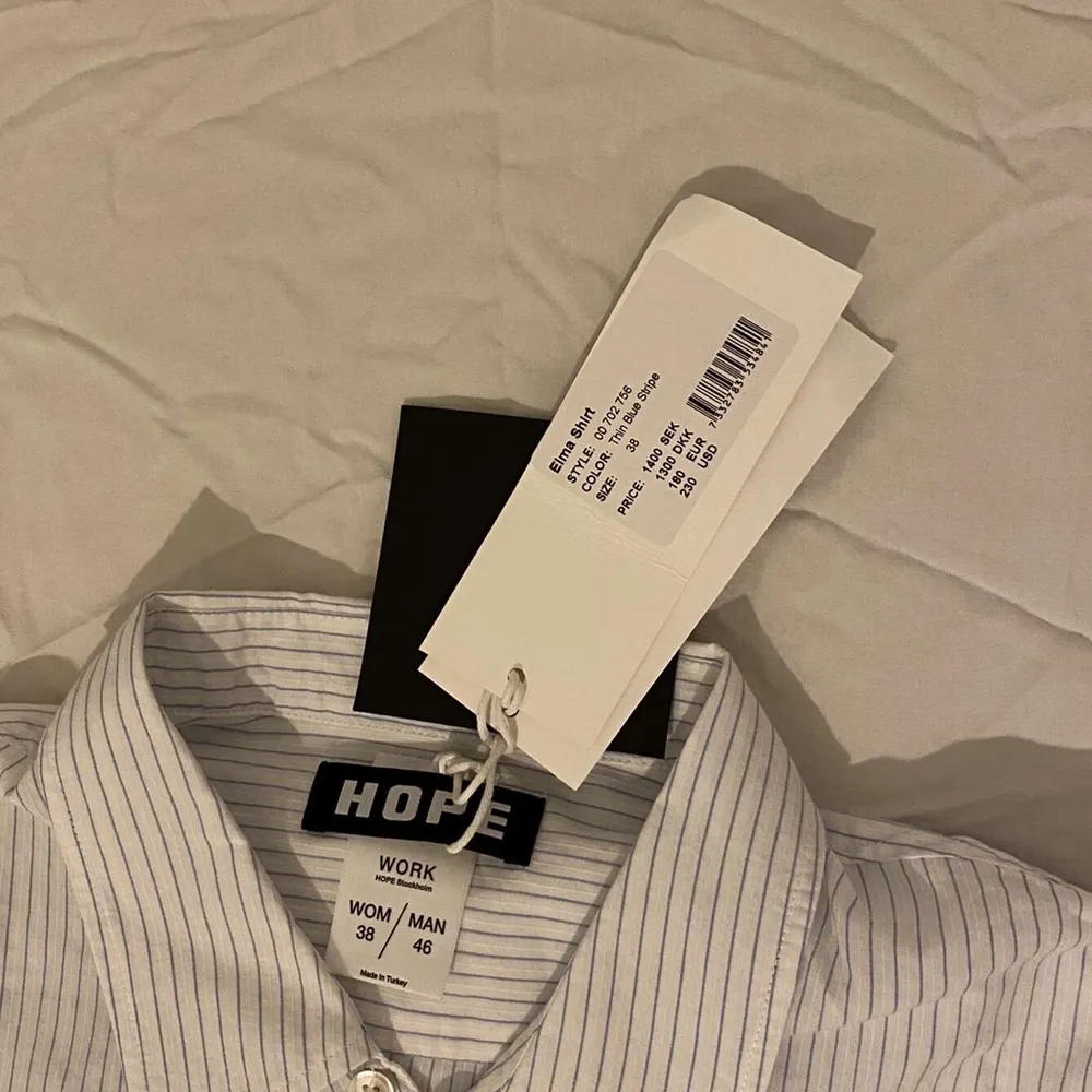 hope skjorta med prislappen kvar de vill säga oanvänd. storlek 46 (stor i storleken) köparen står för frakt 💚. Skjortor.