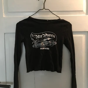 Ribbad svart h&m tröja - Säljer denna långärmade svarta tröja med ett coolt tryck på. Tröjan är knappt använd och säljer för den inte är min stil längre!😊 KÖPARE STÅR FÖR FRAKT!