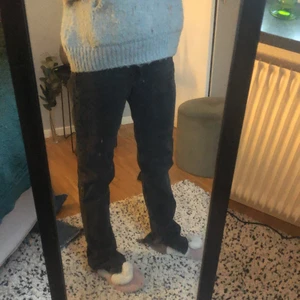 Snygga svarta jeans  - Snygga svarta slutsålda jeans från zara med splits som gör dem mer hippa! Funkar perfekt för en vanlig skoldag men också en dag på stan. Säljer för ett grymt bra erbjudande från 100 kr + frakt 📦 nypris: 359kr☀️