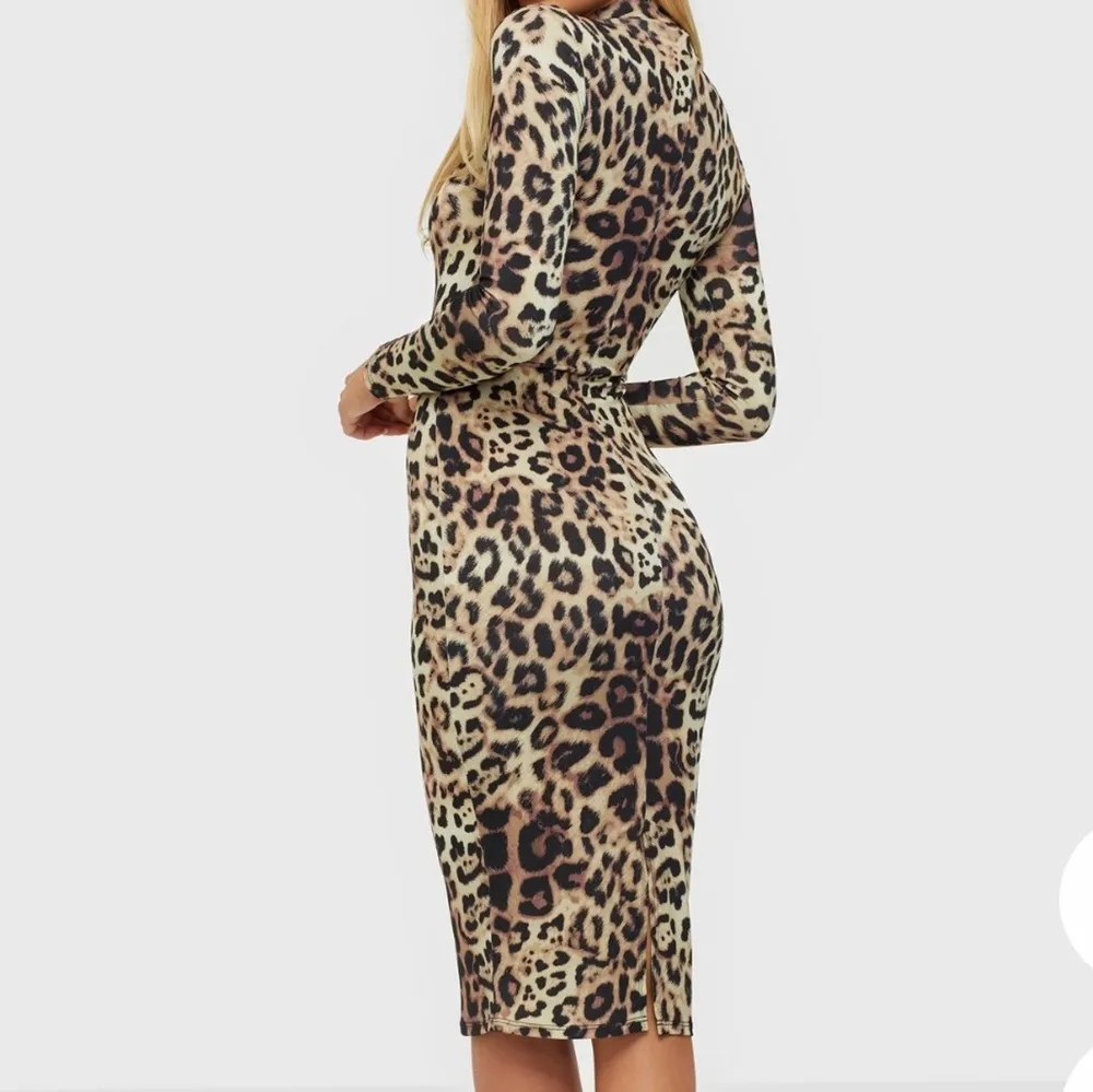 Säljer min leopard klänning, helt slutsåld på nelly. Använd en gång, nyskick. Storlek S. Köpt för 399kr.  250kr+frakt  Skriv privat för fler bilder 💗. Klänningar.