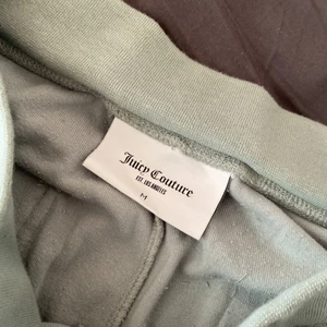 Juciy couture sett strl M  - Säljer det här juciy sttet i M för att det är för stort för mig, lite förstört för lånade ut det till min vän men det märks it (säljer bara byxorna) för 750