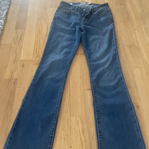 Levis jeans  - Söker dessa lågmidjade bootcut levis jeansen i fint skick, i storlek 26😃
