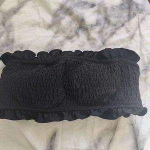 Bikini överdel  - En svart bikini överdel, det finns snören till om man vill ha de! Säljer för den är för liten för mig. Har bara prövat den med topp på!! 🙂