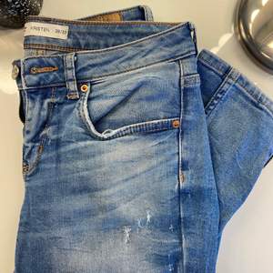 Jättesnygga lågmidjade jeans köpta från GinaTricot. Har supersnygga slitna detaljer och dragkedja längst ner! Storlek 28/30❤️‍🔥❤️‍🔥❤️‍🔥