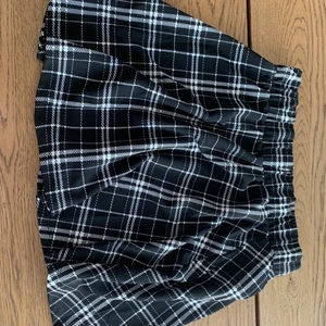 Kjol - En helt vanlig kjol i strl L men skulle gissa på att någon med storlek M också skulle kunna ha på sig den.