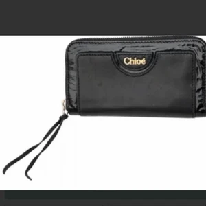 Chloé plånbok  - Plånbok från Chloé, superfint mjukt läder. Äkta, utan originalkvitto då den är köpt second hand men serienummer finns i plånboken (se sista bilden). Flärpen till myntfacket är borta men går lika bra att öppna och stänga ändå. Säljs för 350kr eller bud