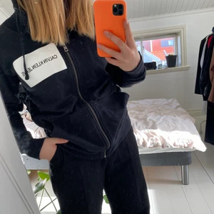 Calvin Klein luvtröja - Luvtröja med dragkedja. Från Calvin Klein. Knappt använd och är i nysick. Är i herrmodell så den är lite stor i storleken. 💗💗 