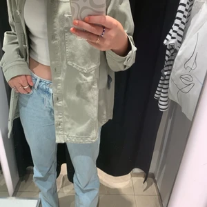 Zara mid waist jeans  - 🌸 Ljus blå mid waist jeans med slits från zara i storlek 36. Köpte dessa i butik i Malmö och säljs inte på nätet. Bra skick. Säljs i en budgivning Köptes för: 360 kr. 🌸