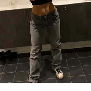 Zara jeans slutsålda  - Säljer dessa superfina jeansen från zara som är väldigt populära och helt slutsålda! De är midwaist, full lenght och i färgen grå antracit💞 endast använda en gång! Buda från 100kr💞💞 första bilden är lånad! Skriv för direktköp! Prioriterar direktköp då så extremt många är intresserade!