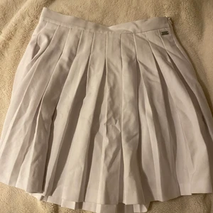 Vit plisserad tenniskjol - Så fin kjol, har en annan likadan så har inte användning för denna. Bara provat denna aldrig använd ute!