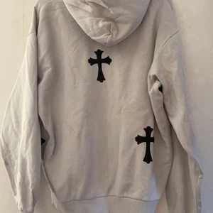 Grå hoodie med tryck - Grå hoodie med tryck. Storlek L