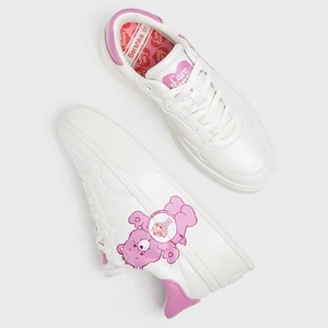 Care bear skor - Care bear skor från Bershka! Säljer för lågt pris då dom är lite använda och skaver lite smått på mig då dom är för stora för mig! De är ej tillräckligt ingångna så därför tror jag det skaver, då jag ej hittar några anmärkningar på trasigheter där det skaver! Köparen står för frakten💕