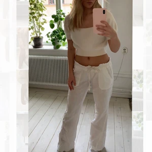 Vit topp - Jag renar just nu ur min garderob från sommarkläder för att få plats med nya! Därför säljer jag denna topp från &other stories. Super fin till ett par linnebyxor eller jeans i sommar. Den sista bilden visar toppen bakifrån. Den har en halvöppen rygg med knytning högst upp. Använd en sommar och i väldigt bra skick. Skriv om du är intresserad!