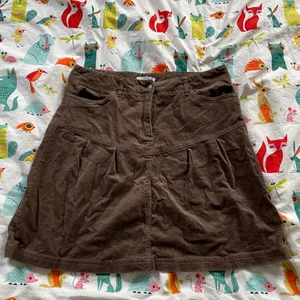 Brun manchesterkjol - En brun manchesterkjol i storlek 46. Planen var att jag skulle sy in den m.m men jag gjorde det aldrig och har inga planer på att göra det heller så säljer den. Inget trasigt eller smutsigt.