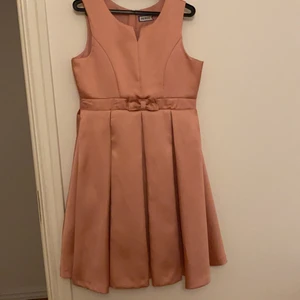 Klänning - En jättefin mörk rosa klänning. Använt en gång och har en jätte liten fläck. Kontakta för fler bilder. Köparen står för frakt.