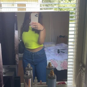 H&M topp - Säljer då min limegröna topp från H&M då den inte kmr till användning (använd 1 gång) öppen i ryggen och härig att ha på sommaren💕