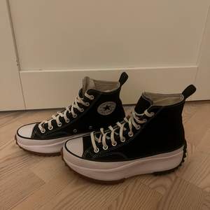 Ett par super snygga Converse Run Star Hike i storlek 40. Dom är i väldigt bra skick då de knappt är använda. Nypriset för skorna ligger på 1200kr men jag säljer dessa för endast 700 kr. 🥰