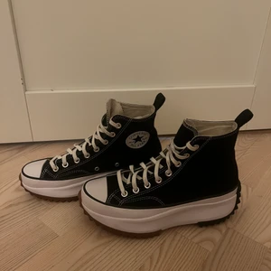 Svarta platform Converse - Ett par super snygga Converse Run Star Hike i storlek 40. Dom är i väldigt bra skick då de knappt är använda. Nypriset för skorna ligger på 1200kr men jag säljer dessa för endast 700 kr. 🥰
