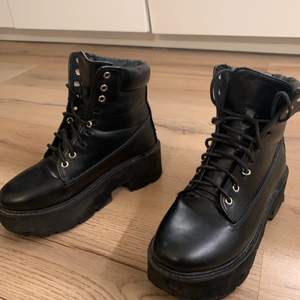 Säljer mina Svarta boots med hög sula, köpta för två år sedan. storlek 37-37,5. Jättesnygg till både vinteroutfit men även till klänning, matchar till allt! Säljer då dem ej kommer till användning, skosnören behöver bytas och skada vid häl i sko men inget som stör. 